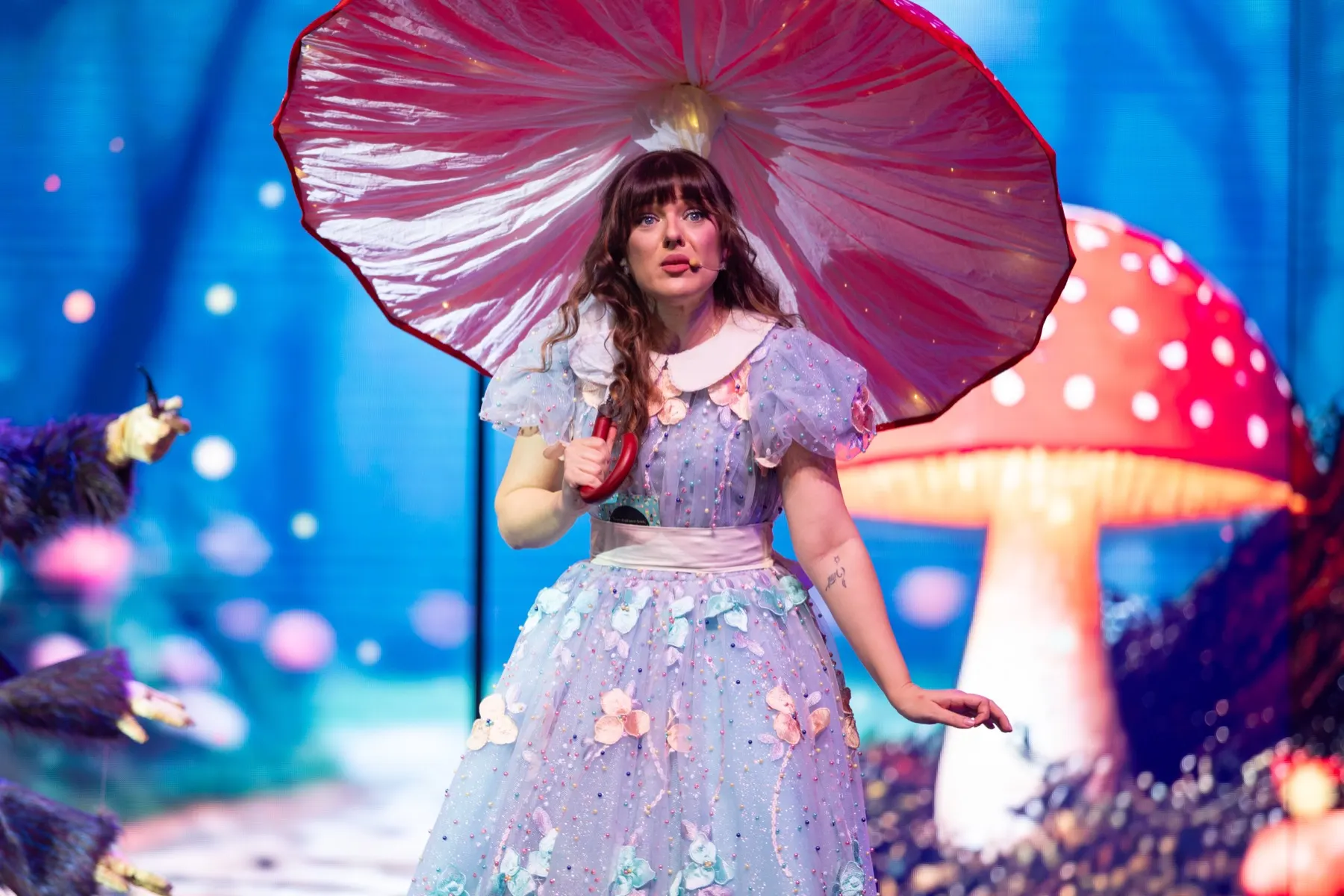 Alice sub o umbrelă-ciupercă uriașă